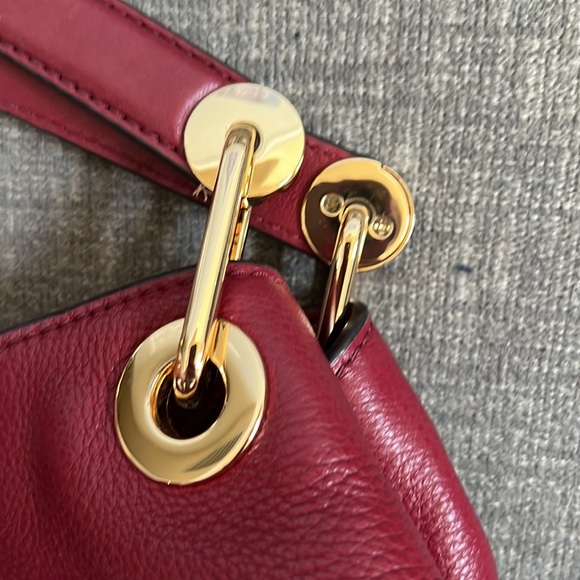 Michael Kors Raven Large leather shoulder bag in maroon color - Picture 15 of 16